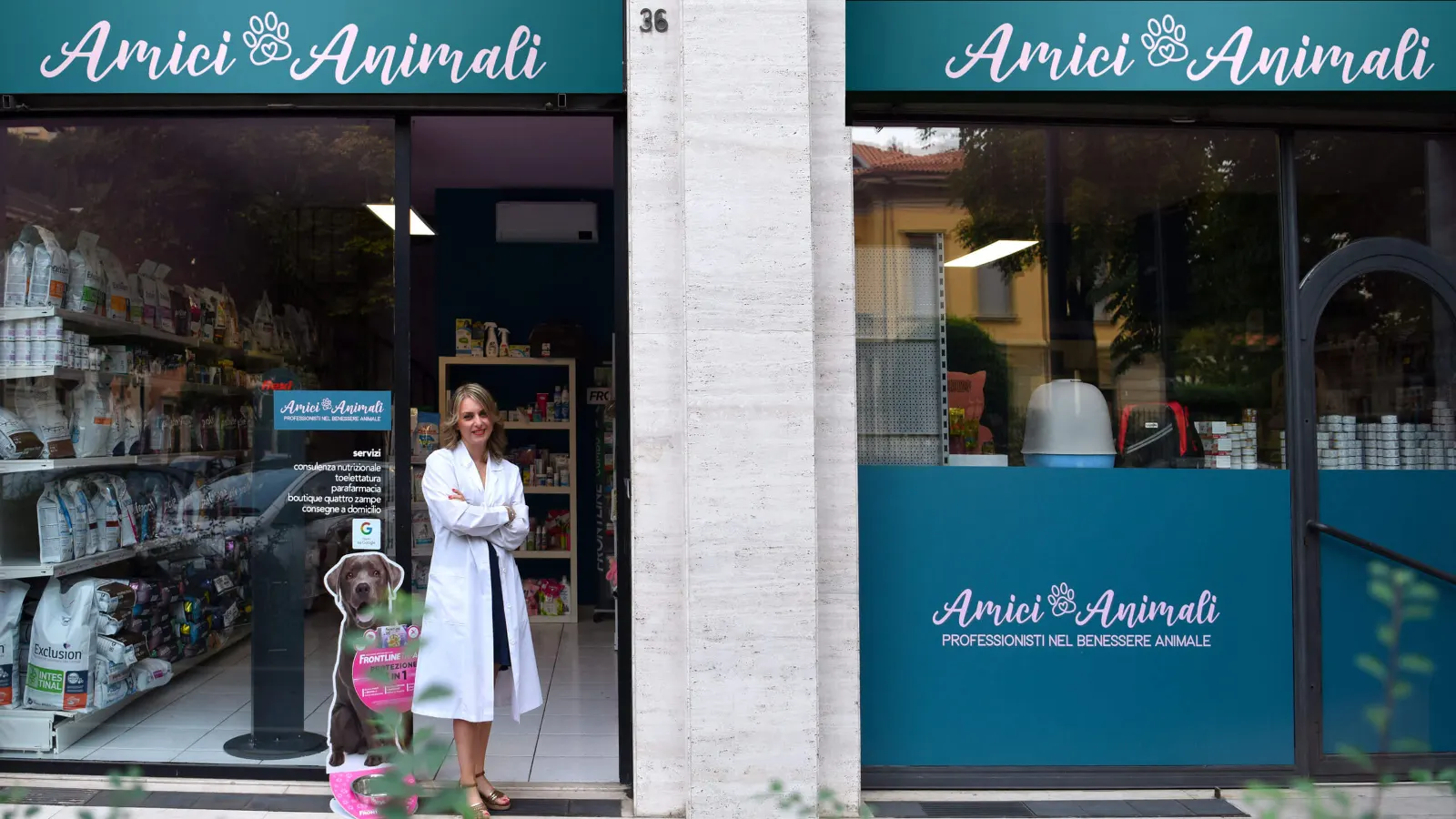 Vetrina del negozio Amici Animali in Viale Venezia 34-36 a Brescia